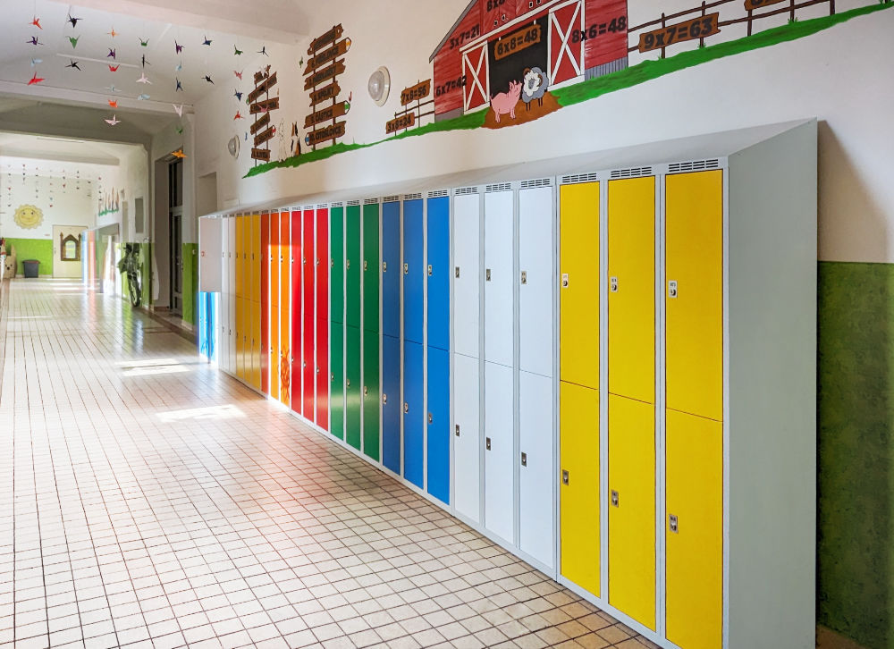 Metal school lockers: possibility of a wide range of colors